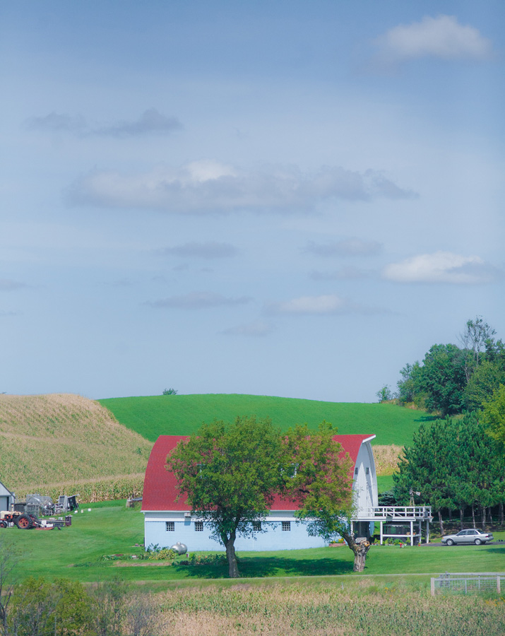 Color photo of a red roof barn in Pennsylvania